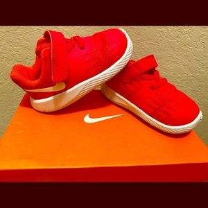 Barely wore toddler girl/boy Red Nike size:4